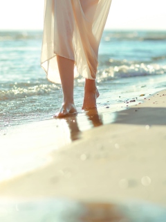 Das Walking By Seaside Wallpaper 240x320