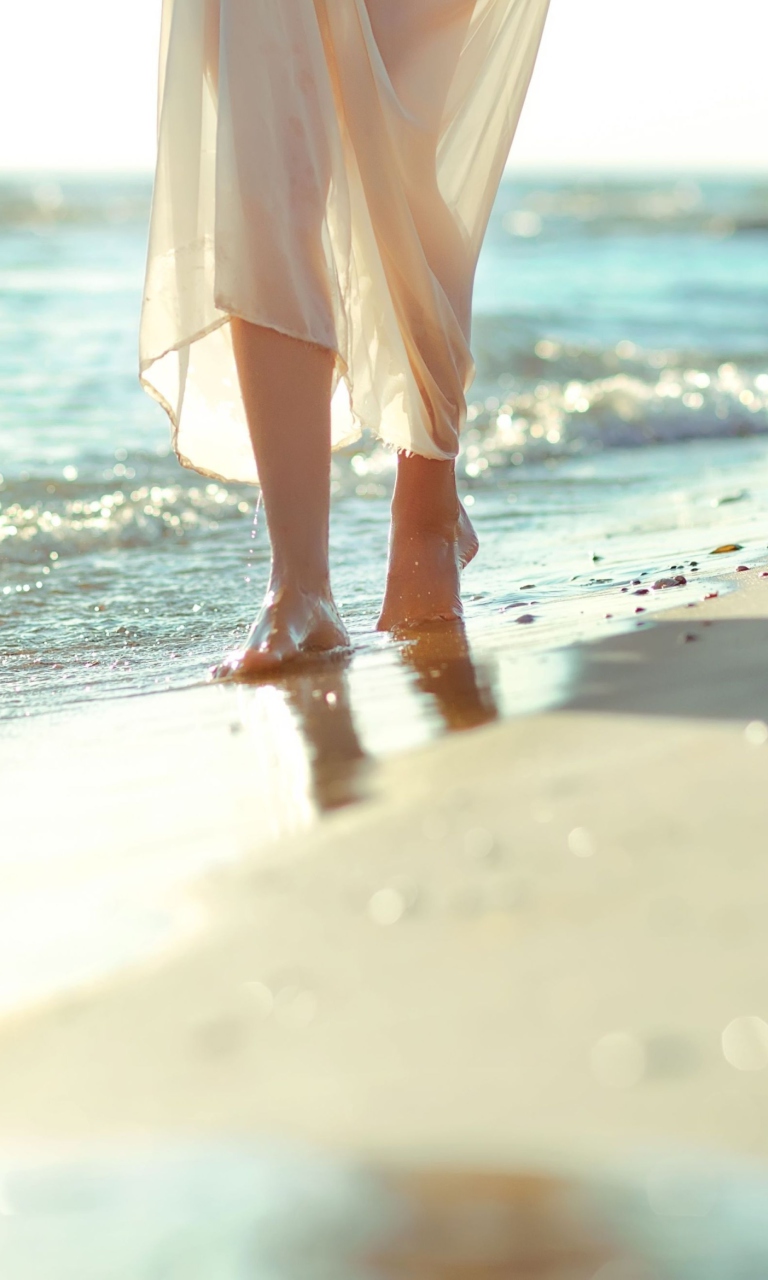 Das Walking By Seaside Wallpaper 768x1280