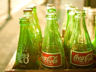 Das Coca Cola Bottles Wallpaper 320x240