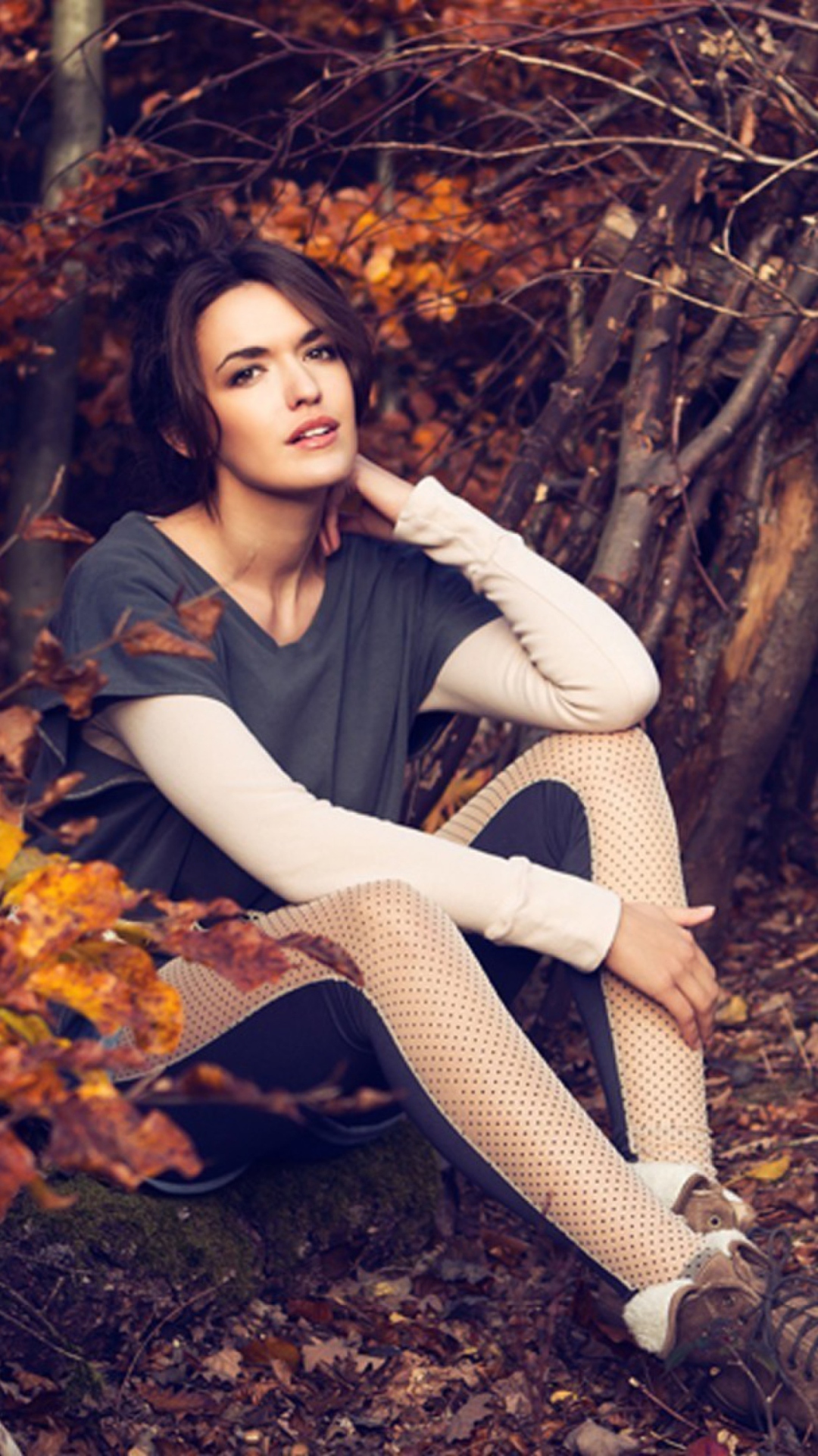 Das Girl In Autumn Forest Wallpaper 1080x1920