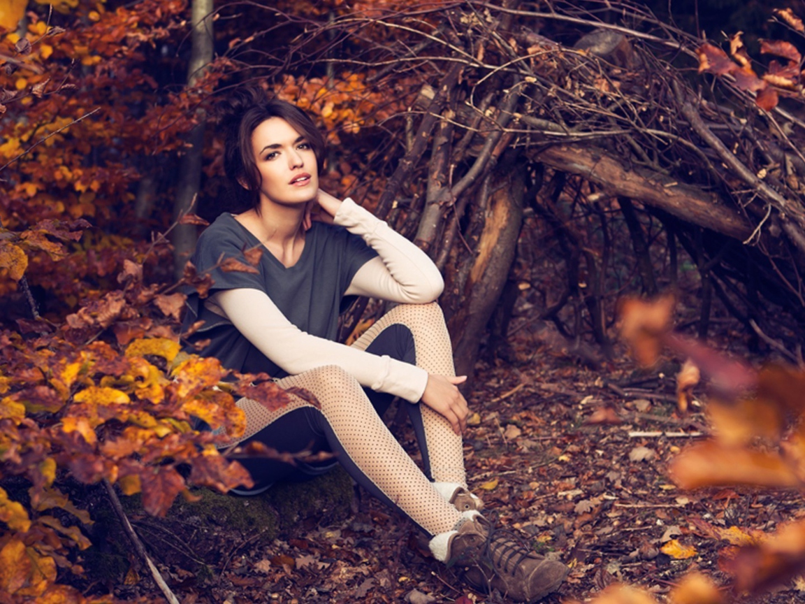 Screenshot №1 pro téma Girl In Autumn Forest 1152x864