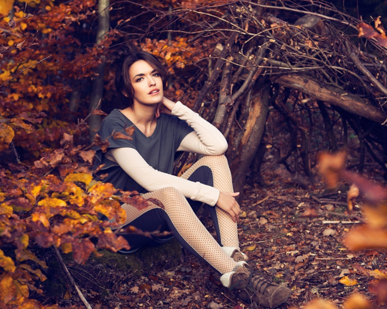 Screenshot №1 pro téma Girl In Autumn Forest 1280x1024