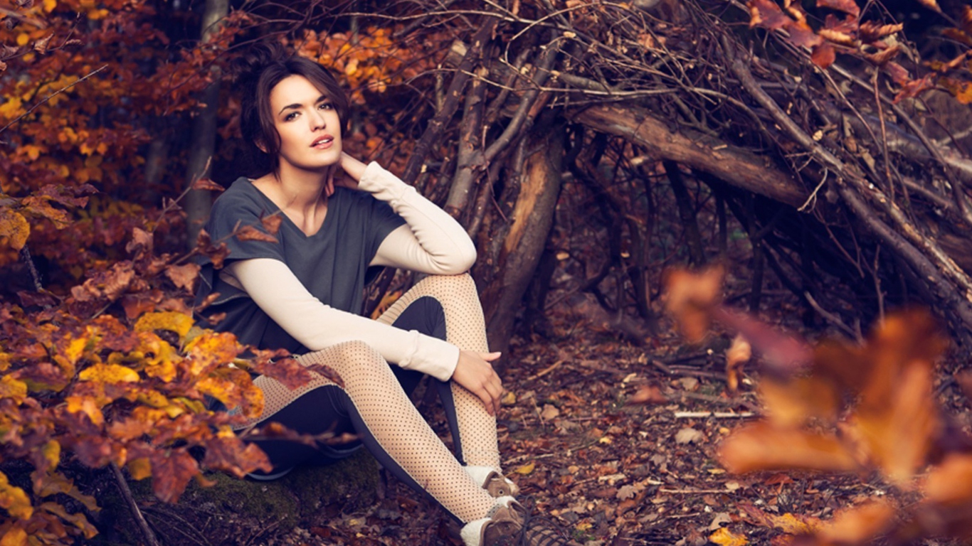 Sfondi Girl In Autumn Forest 1366x768