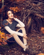 Fondo de pantalla Girl In Autumn Forest 176x220
