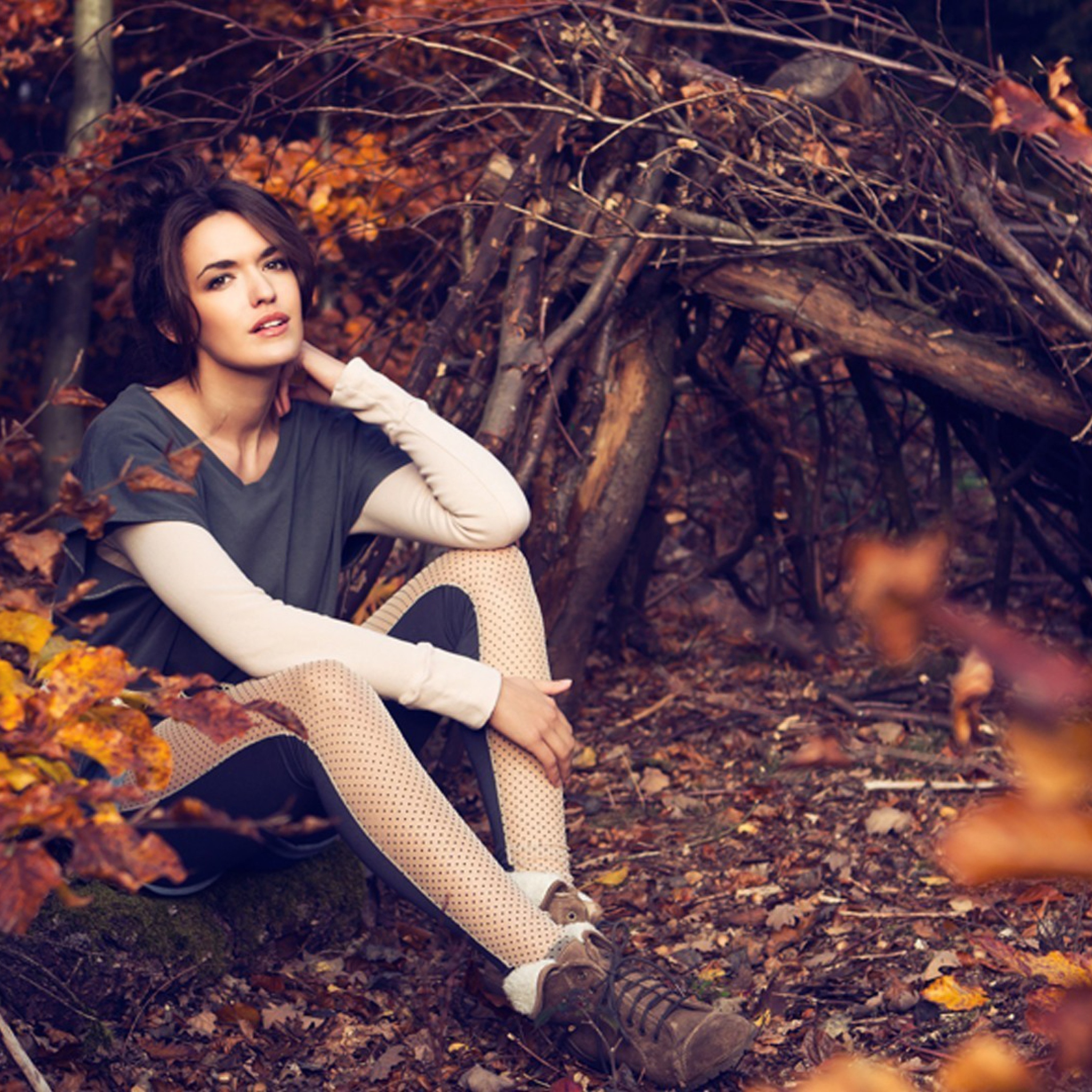 Das Girl In Autumn Forest Wallpaper 2048x2048