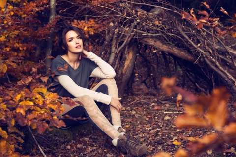 Обои Girl In Autumn Forest 480x320
