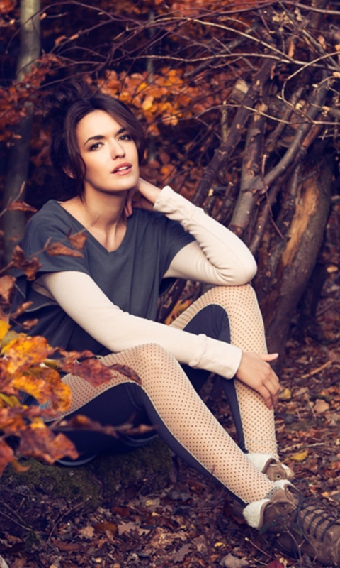 Das Girl In Autumn Forest Wallpaper 480x800