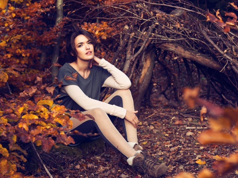 Das Girl In Autumn Forest Wallpaper 800x600