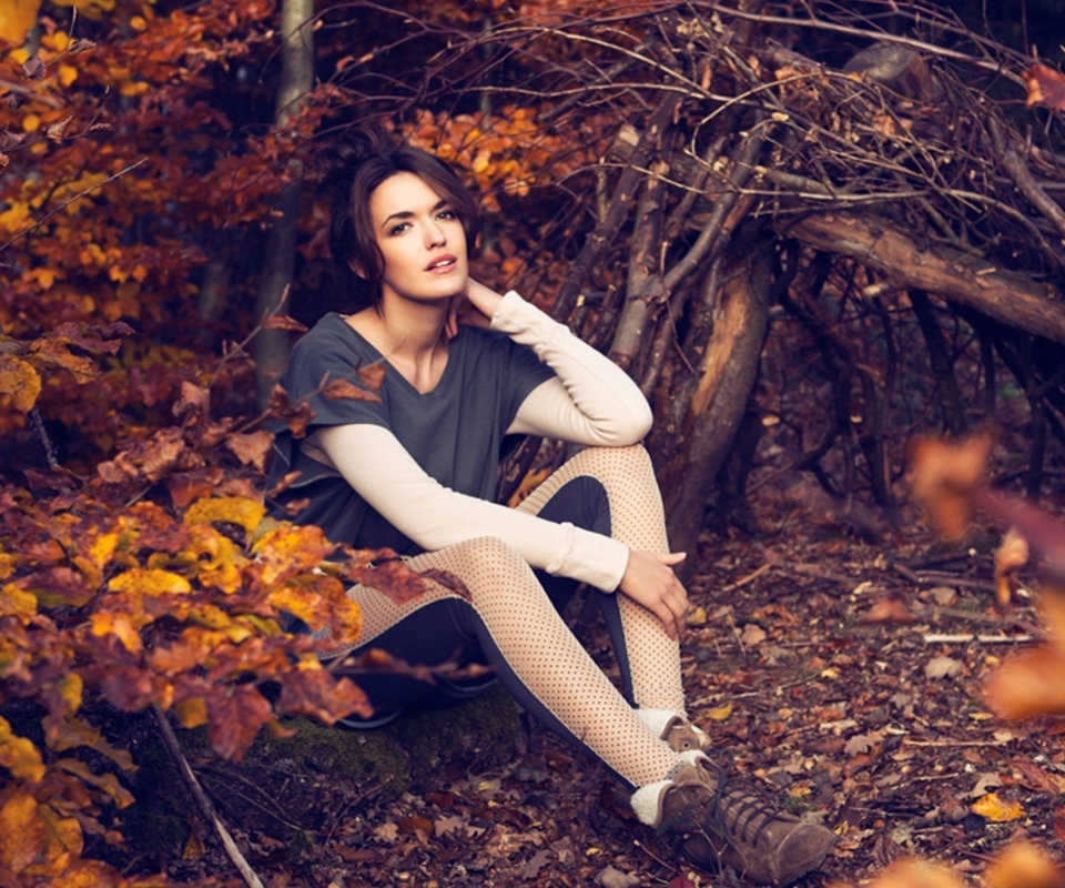 Fondo de pantalla Girl In Autumn Forest 960x800