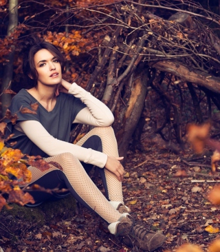 Girl In Autumn Forest - Obrázkek zdarma pro 1080x1920