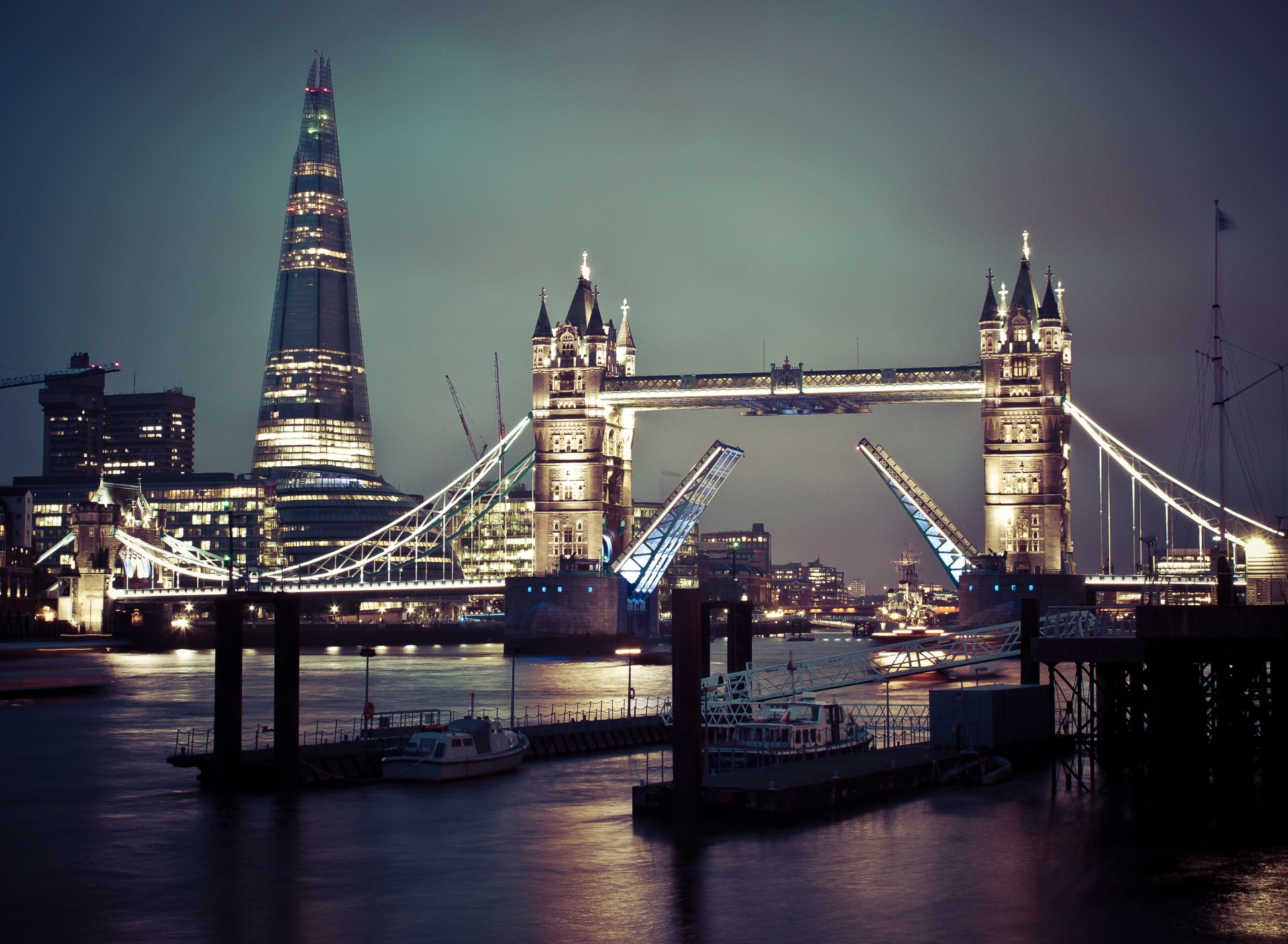 Fondo de pantalla Tower Bridge Of London And The Shard Skyscraper 1920x1408