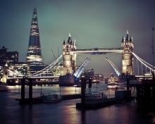 Fondo de pantalla Tower Bridge Of London And The Shard Skyscraper 220x176