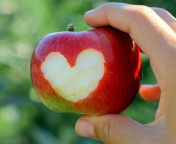 Das Heart On Apple Wallpaper 176x144