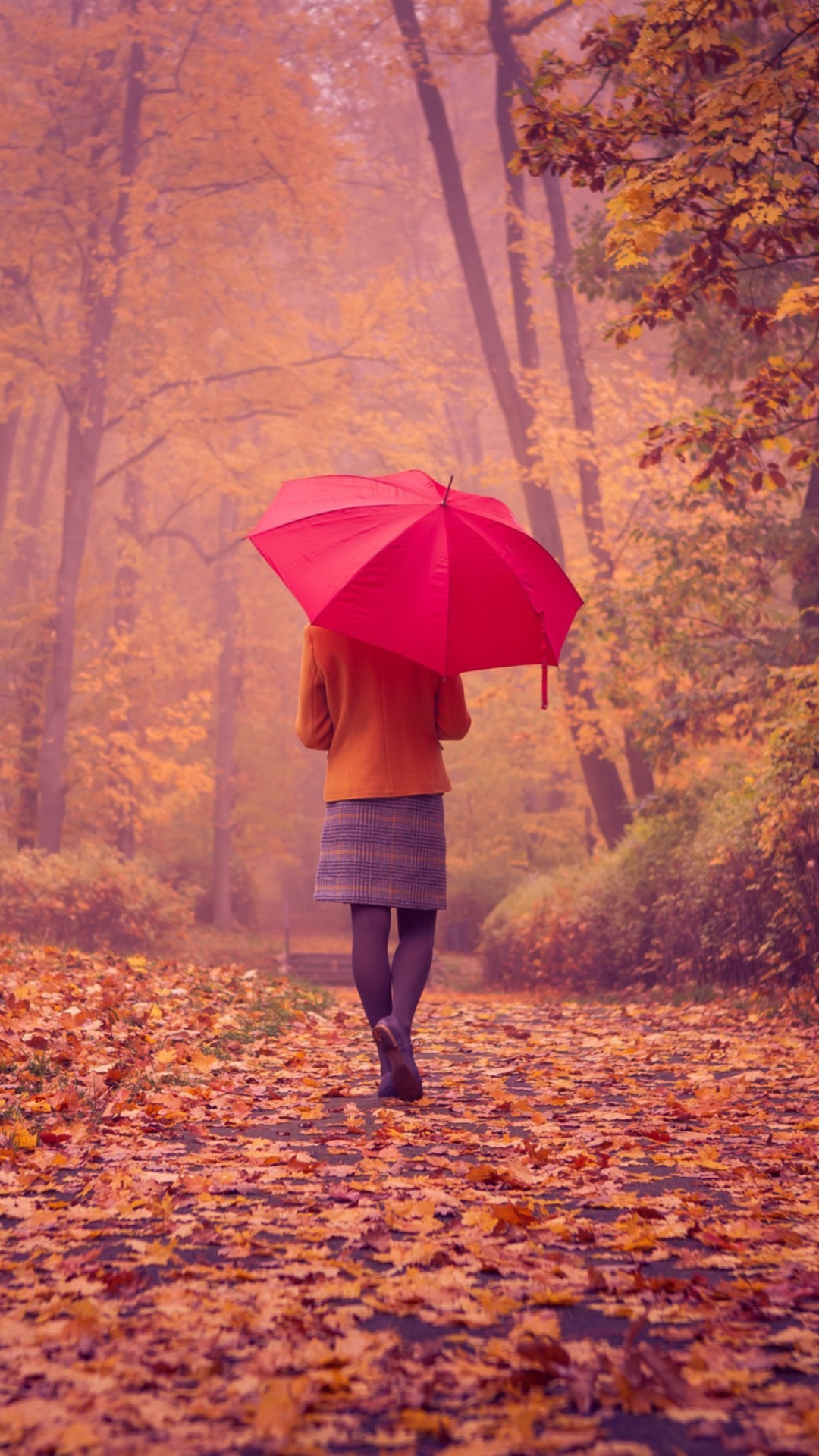 Fondo de pantalla Autumn Walk With Red Umbrella 1080x1920