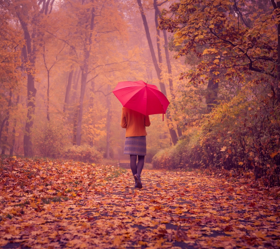 Das Autumn Walk With Red Umbrella Wallpaper 960x854