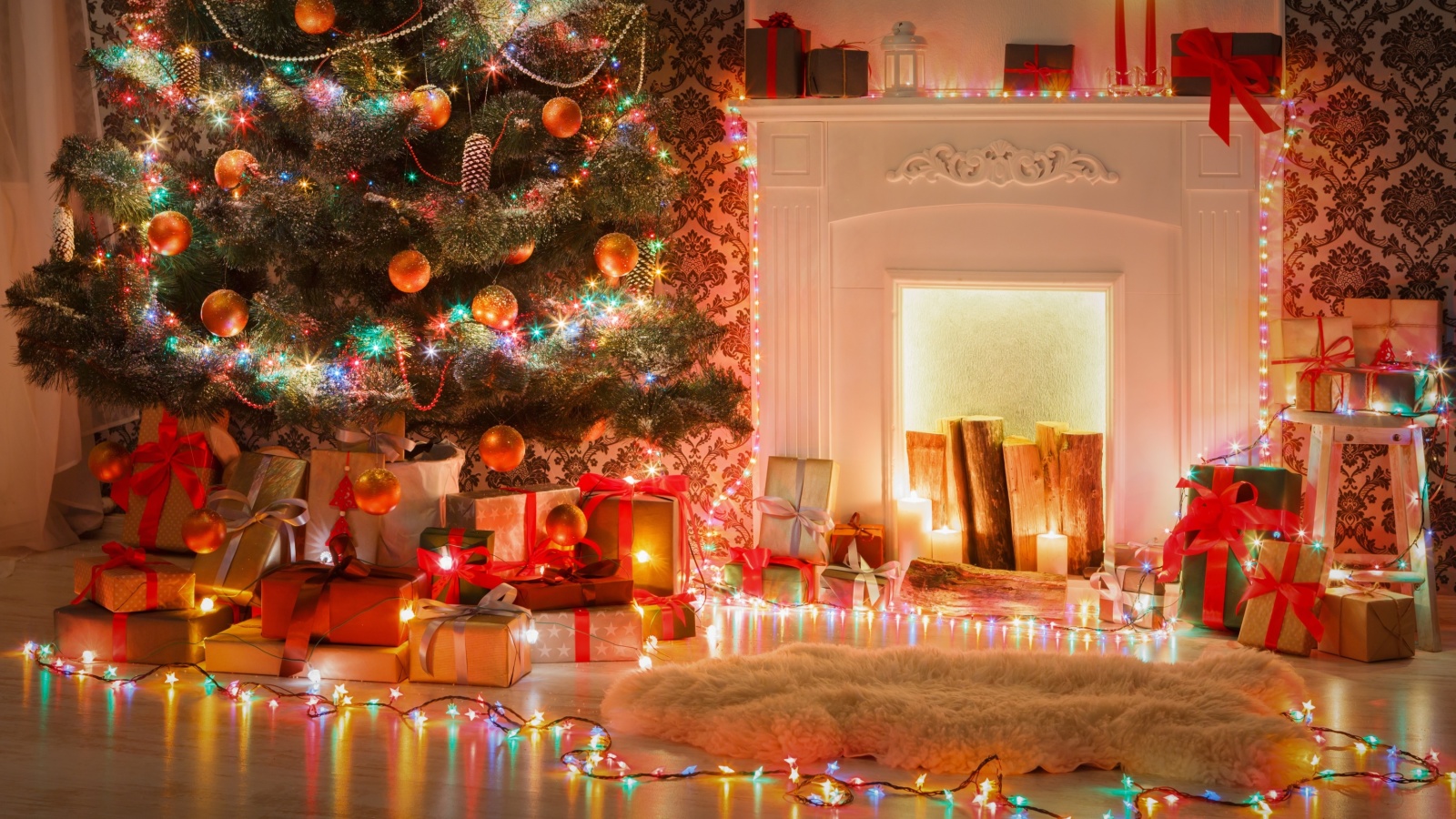 Xmas Tree with Fireplace wallpaper 1600x900