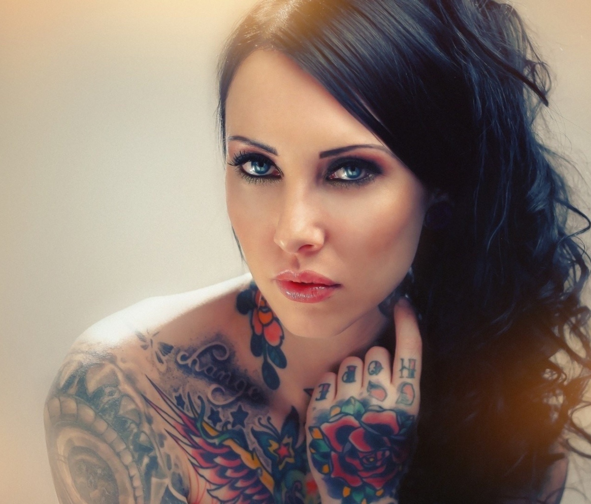 Screenshot №1 pro téma Blue Eyed Tattooed Brunette 1200x1024