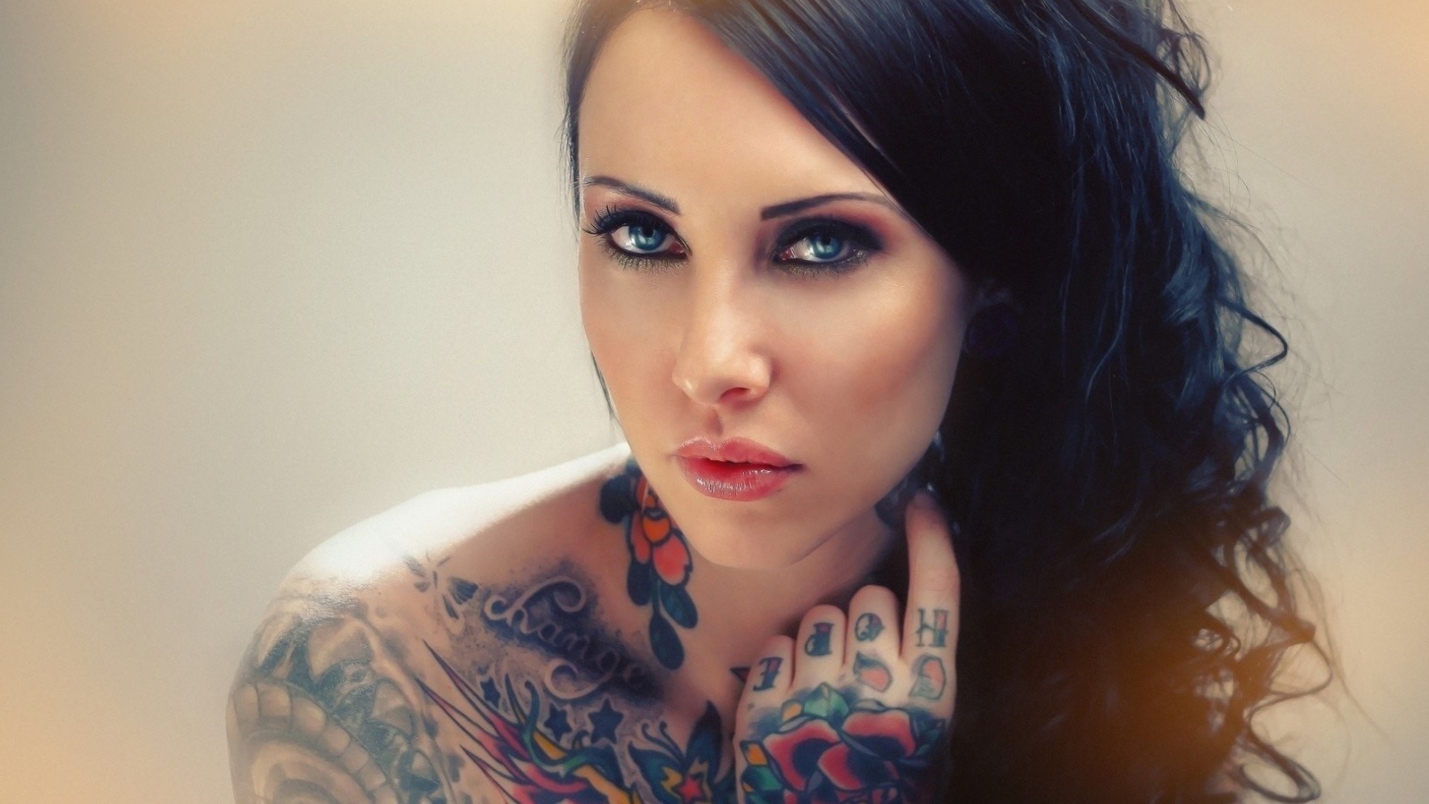 Обои Blue Eyed Tattooed Brunette 1600x900