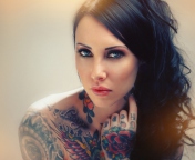 Blue Eyed Tattooed Brunette screenshot #1 176x144