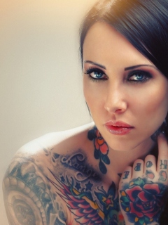 Blue Eyed Tattooed Brunette screenshot #1 240x320