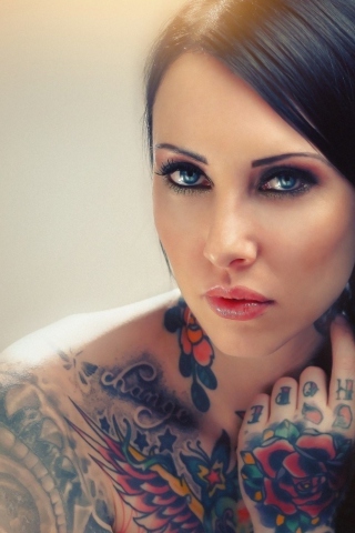 Blue Eyed Tattooed Brunette screenshot #1 320x480