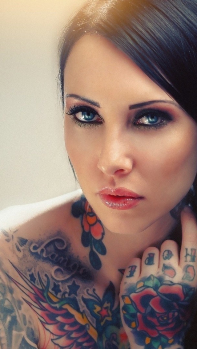 Blue Eyed Tattooed Brunette wallpaper 640x1136