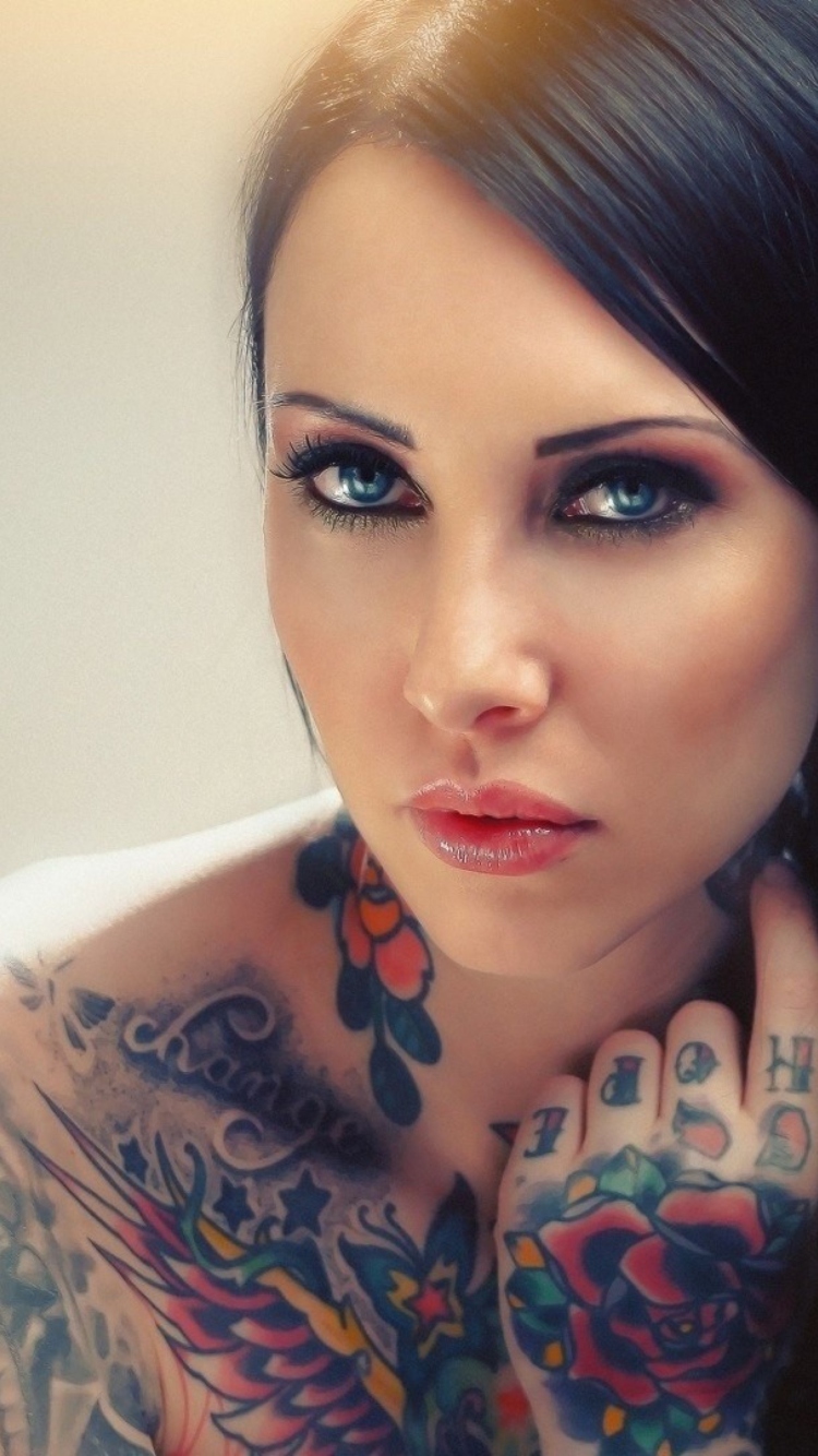 Blue Eyed Tattooed Brunette screenshot #1 750x1334