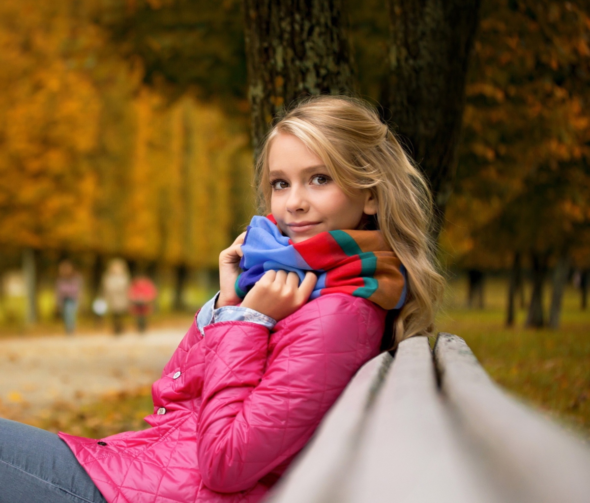 Beautiful Blonde In Park wallpaper 1200x1024