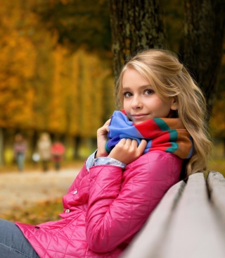 Kostenloses Beautiful Blonde In Park Wallpaper für Nokia Lumia 925