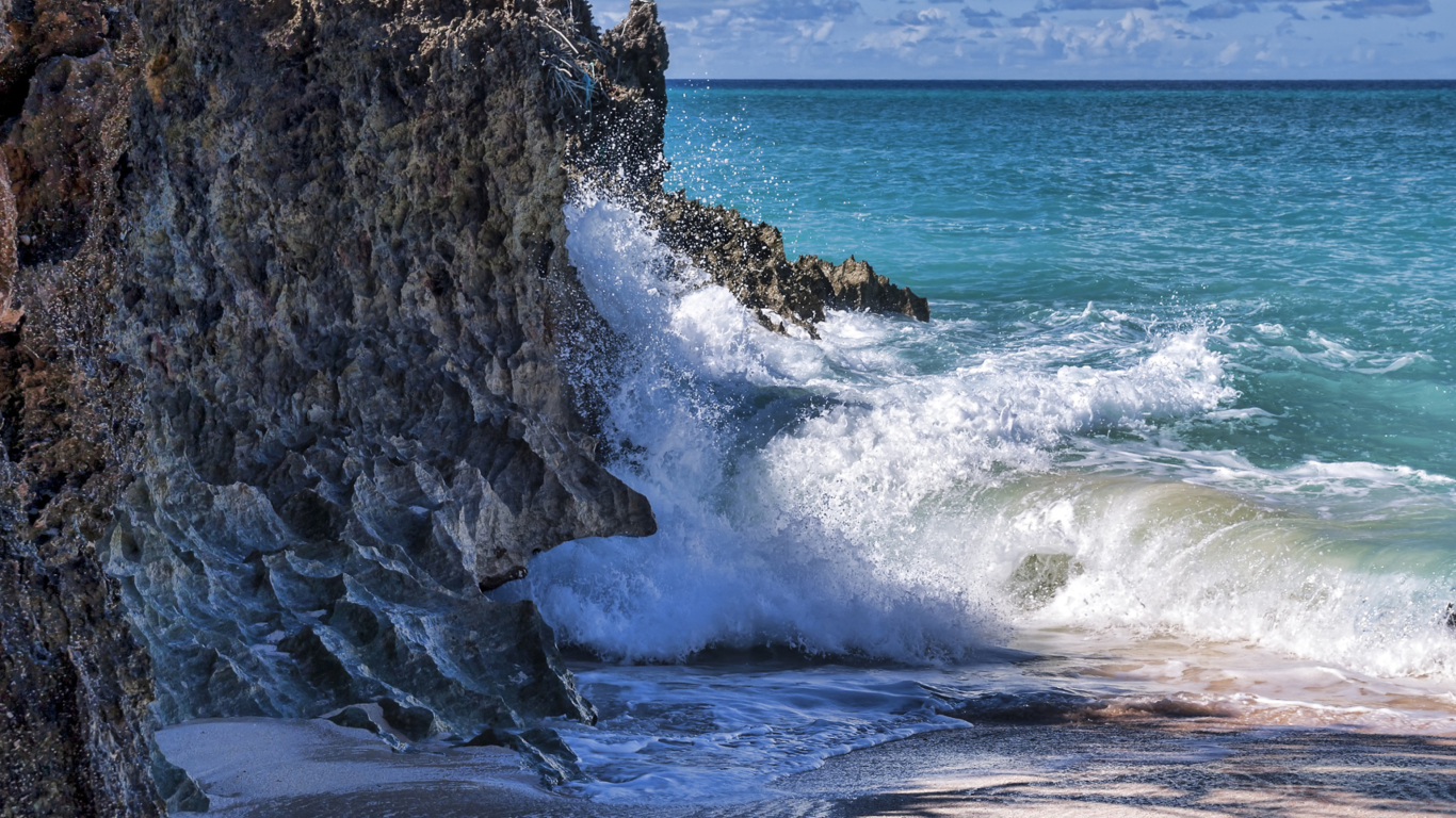 Screenshot №1 pro téma Rocks And Ocean Waves 1366x768