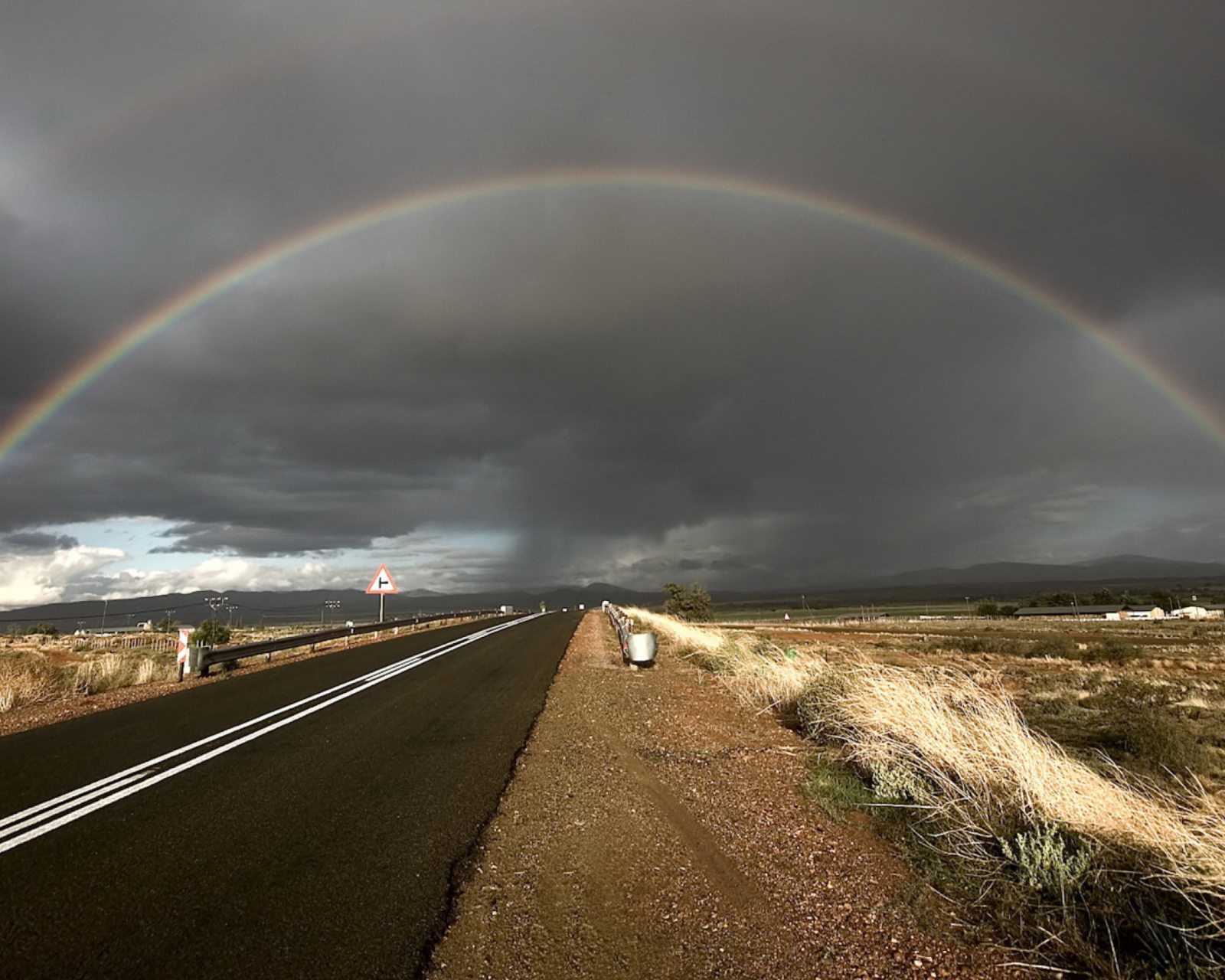 Fondo de pantalla Double Rainbow And Road 1600x1280