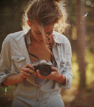 Kostenloses Blonde Girl Photographer Wallpaper für Nokia Lumia 800