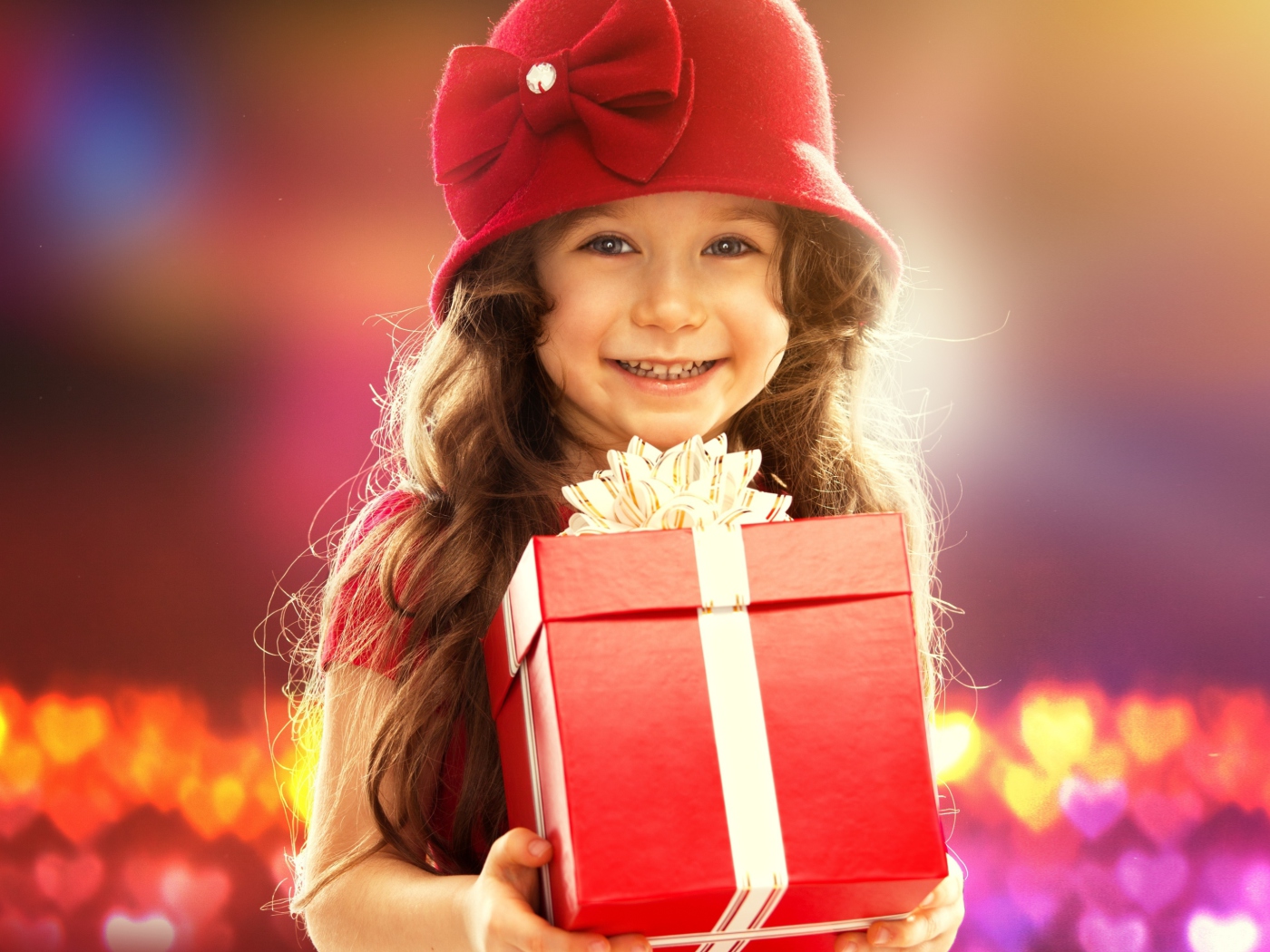 Happy Child With Present wallpaper 1400x1050