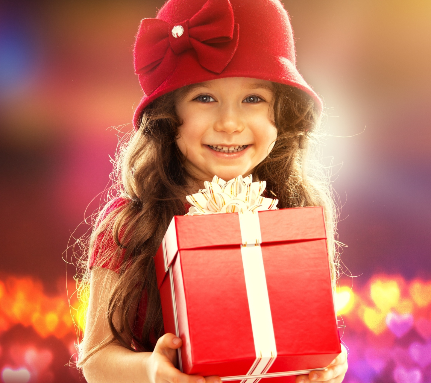 Fondo de pantalla Happy Child With Present 1440x1280