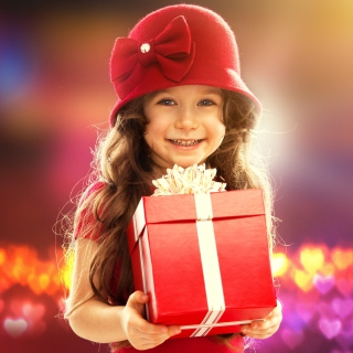 Happy Child With Present sfondi gratuiti per 1024x1024