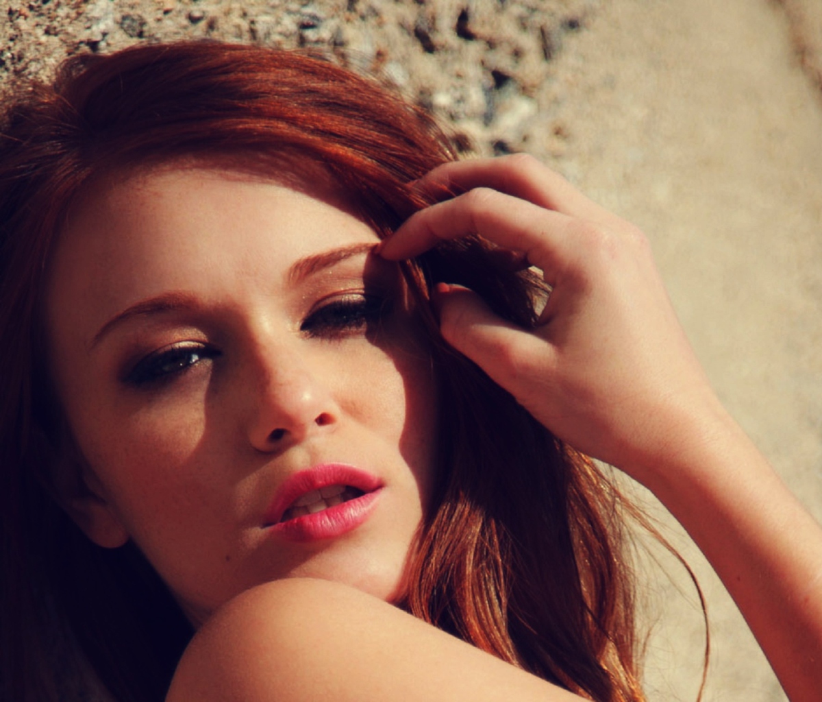 Beautiful Redhead Model screenshot #1 1200x1024