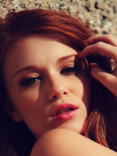 Das Beautiful Redhead Model Wallpaper 240x320