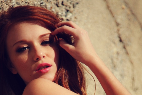 Beautiful Redhead Model screenshot #1 480x320
