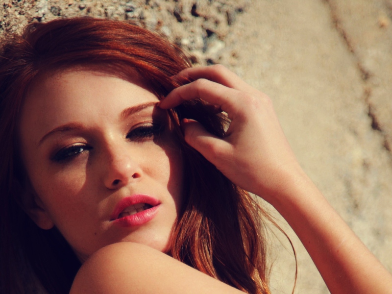 Beautiful Redhead Model screenshot #1 800x600