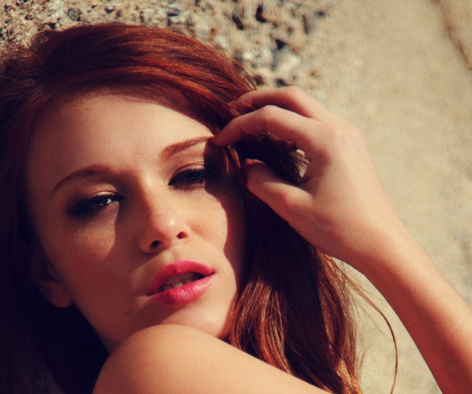 Beautiful Redhead Model screenshot #1 960x800