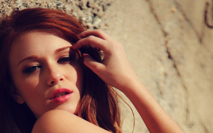 Обои Beautiful Redhead Model