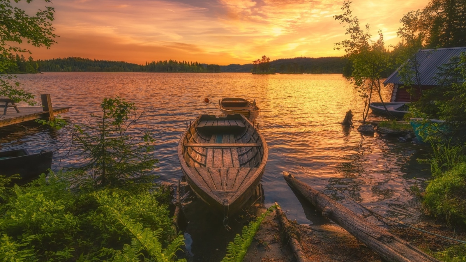 Fondo de pantalla Breathtaking Lake Sunset 1600x900