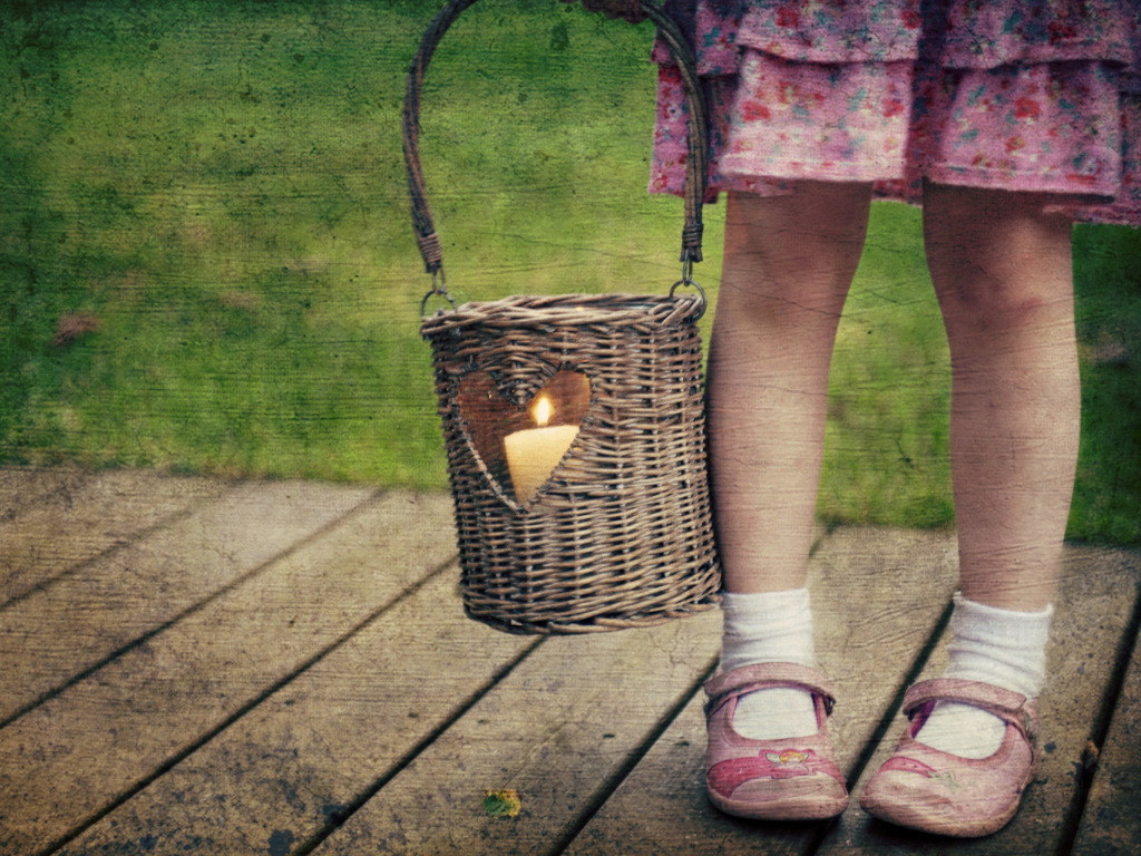 Das Child With Basket And Candle Wallpaper 1024x768