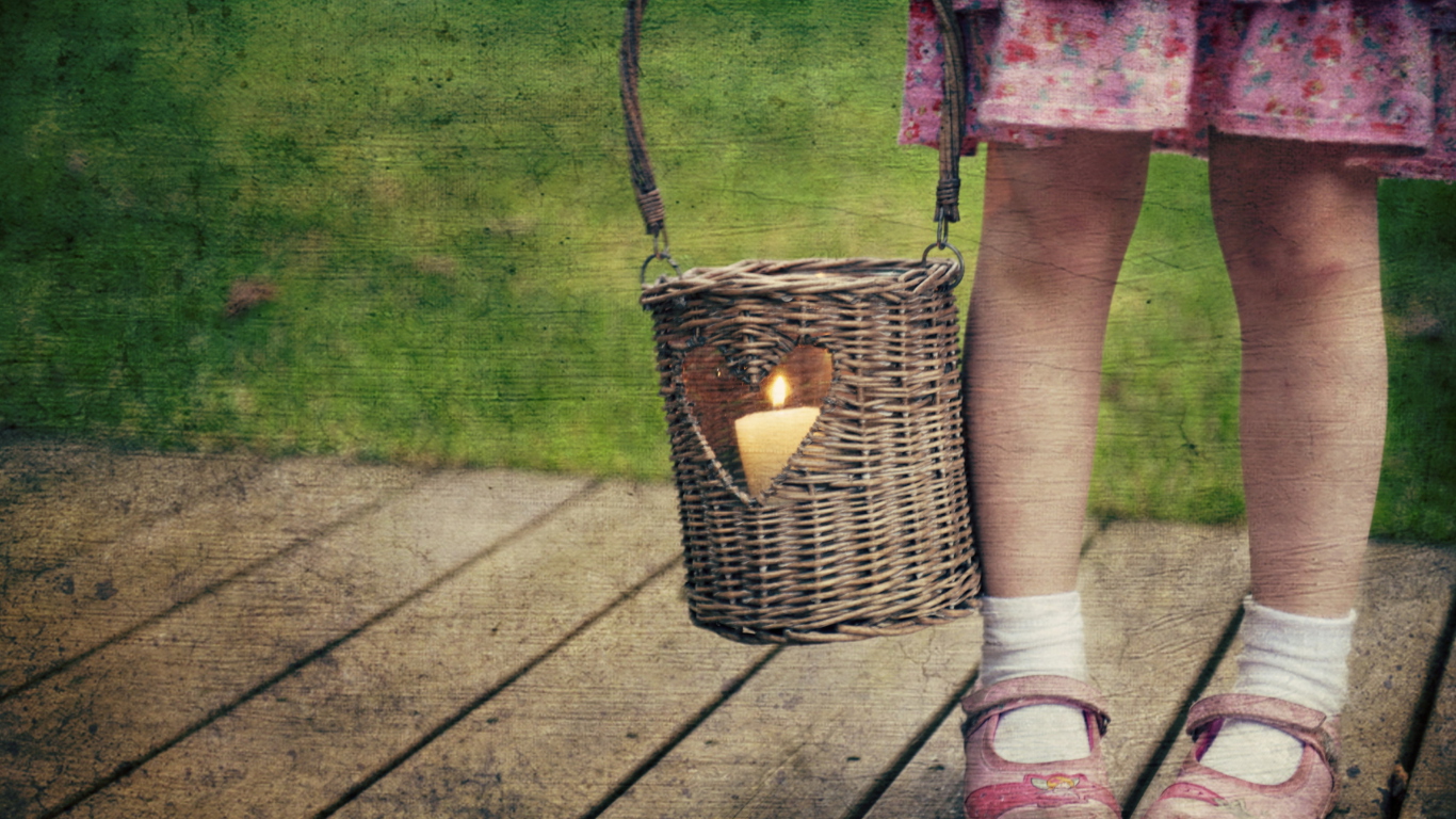 Screenshot №1 pro téma Child With Basket And Candle 1366x768