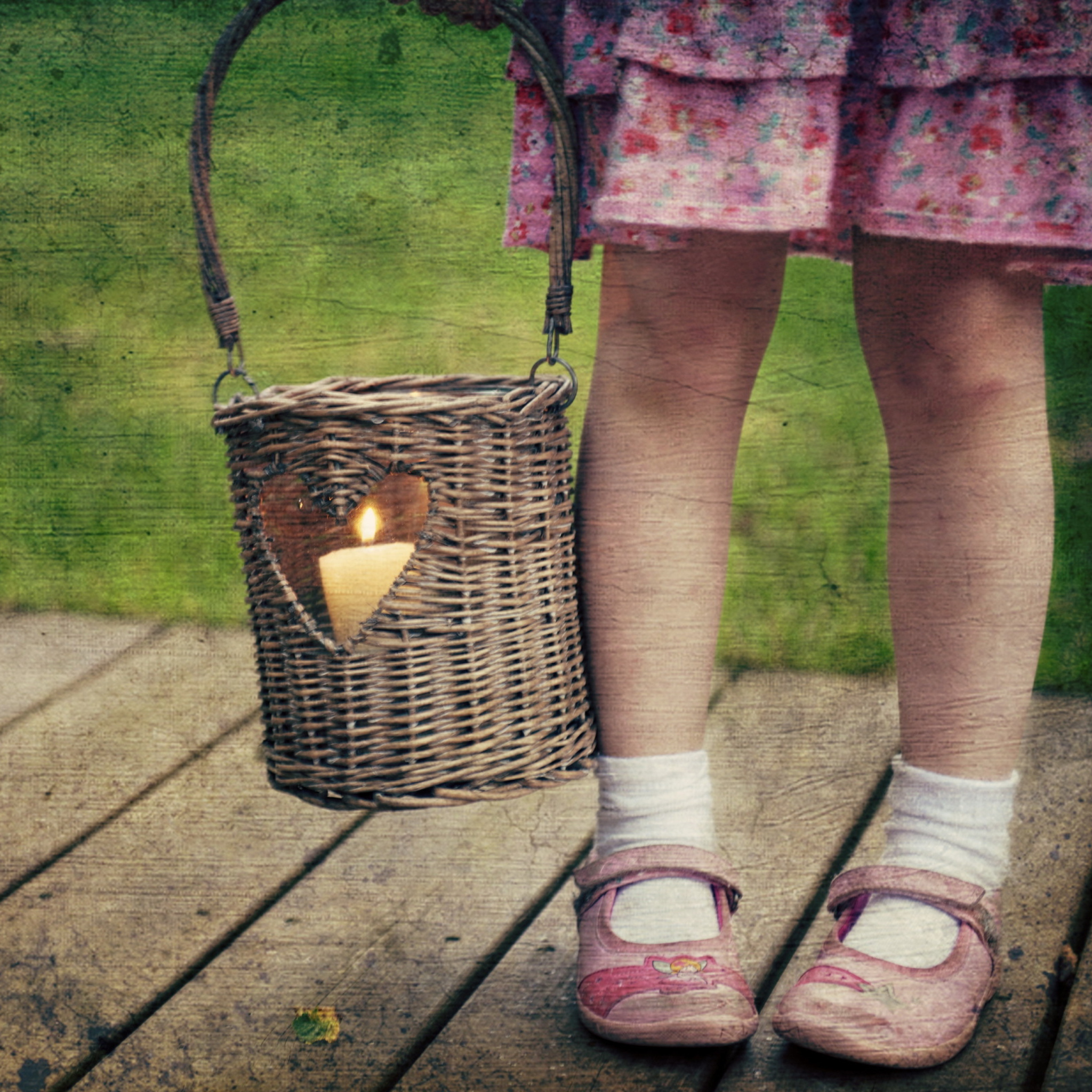 Fondo de pantalla Child With Basket And Candle 2048x2048