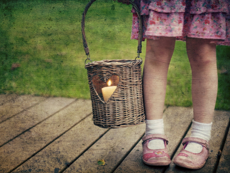 Das Child With Basket And Candle Wallpaper 800x600