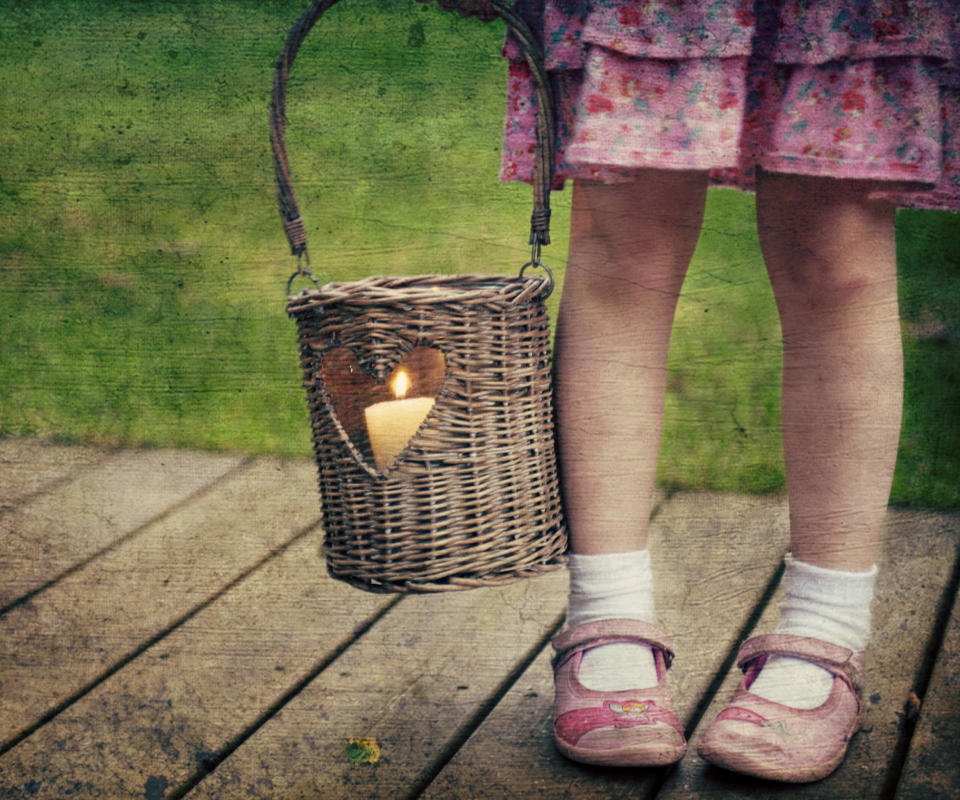 Das Child With Basket And Candle Wallpaper 960x800