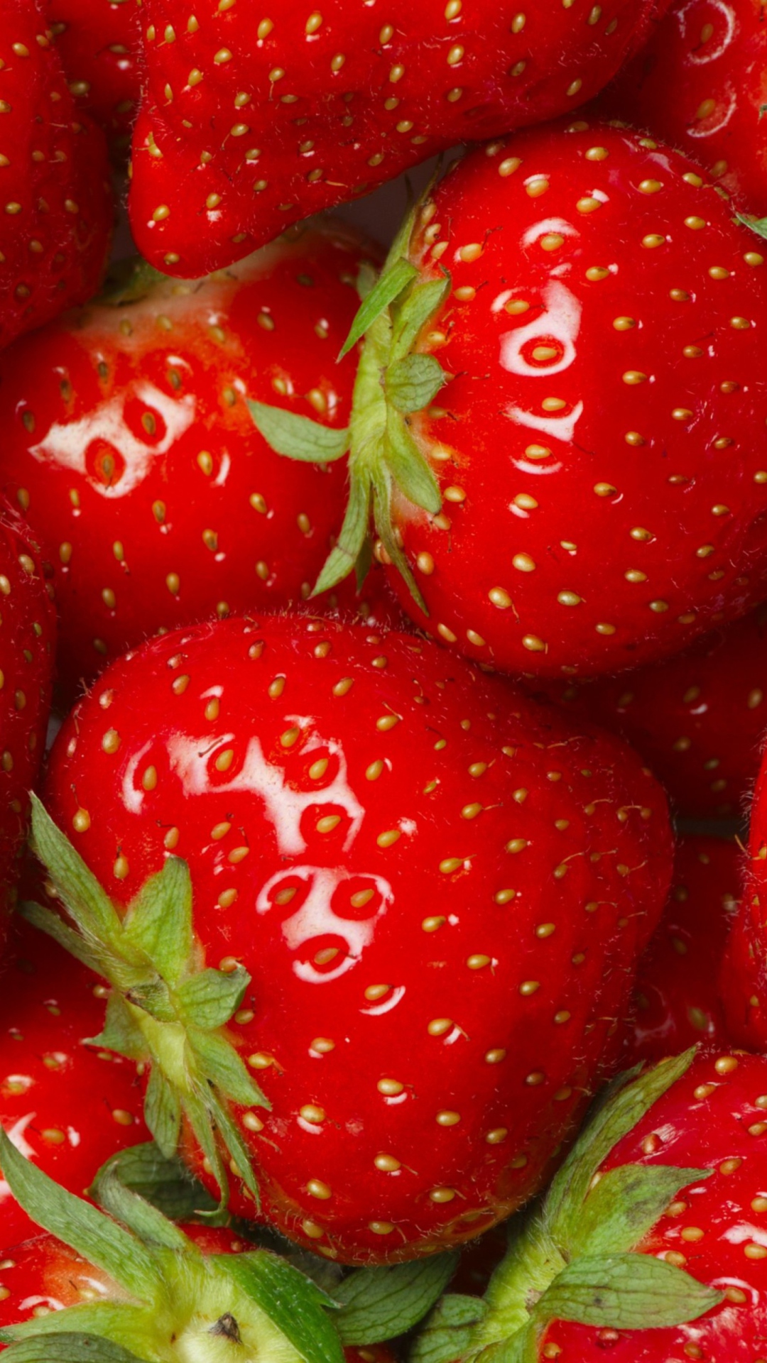 Обои Juicy Strawberries 1080x1920