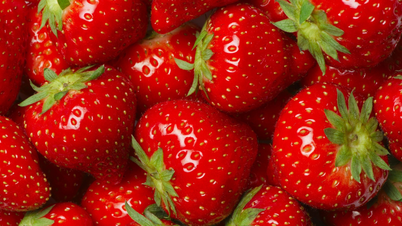 Обои Juicy Strawberries 1366x768