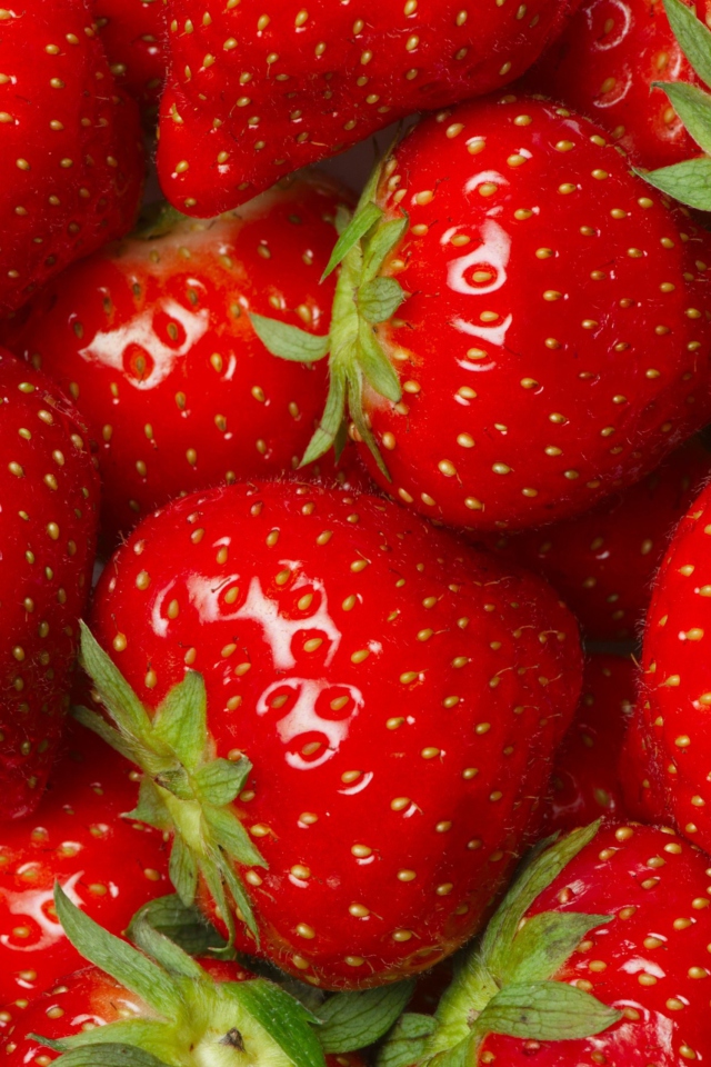 Juicy Strawberries wallpaper 640x960